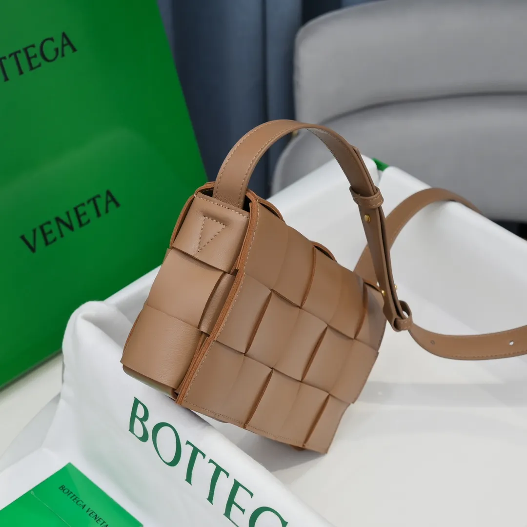 Batch 1420 Real shots 👇BV Cassette’s trendy design is earth-shakingly beautiful. The handsome style with flamboyant personality has completely changed the boring style in the past. Beauty is a topic that women can never refuse. Walking on the streets of Milan, you can see her figure everywhere. It is called tofu bag, original sheepskin: the key point is that it can be controlled by both men and women, and has become a big celebrity in the fashion circle. Size 23*15*15 [6687#]
